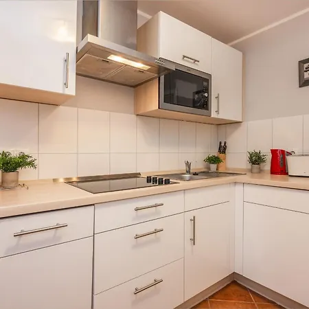 1 Apartment *